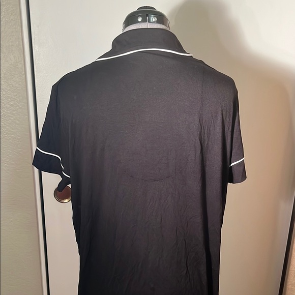 Alfa I Black and White Pajama Set with Classic Tailored Design - Picture 3 of 4